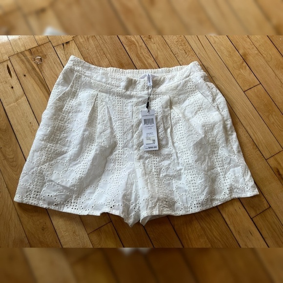 NWT BCBGeneration white eyelet patterned shorts - Picture 1 of 4
